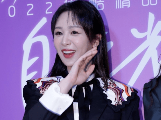 西装女星生图较量：杨紫黑长直显浮肿，热巴红色蕾丝裙，热依扎白西装