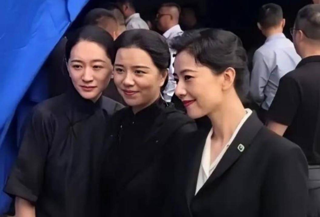 设计 李小冉与高圆圆比美，她身穿灰蓝色旗袍，却略输高圆圆一筹