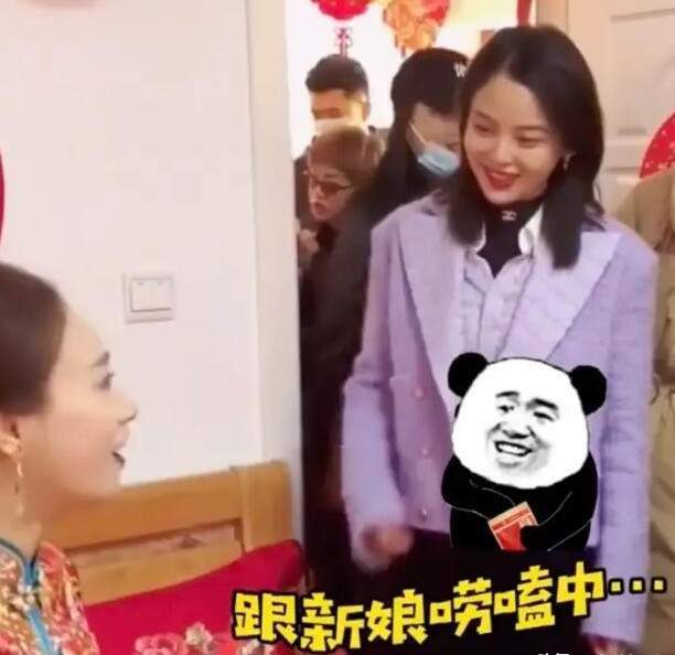 职场 辛芷蕾参加弟弟婚礼，看到照片一个细节后，网友都赞她是高情商