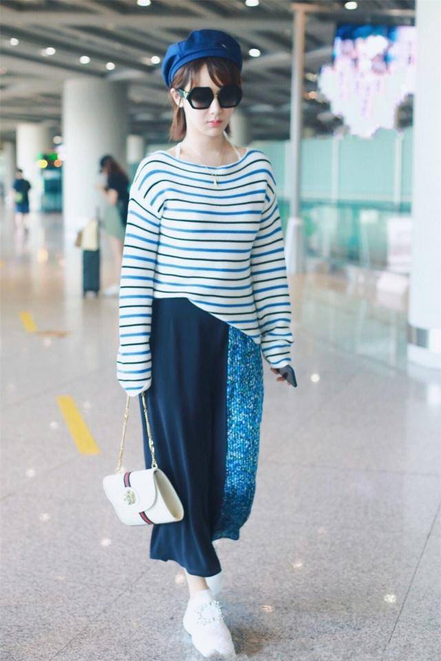 条纹 杨紫瘦下来真任性,条纹衫配拼接裙穿出满满少女感,直接美回18岁