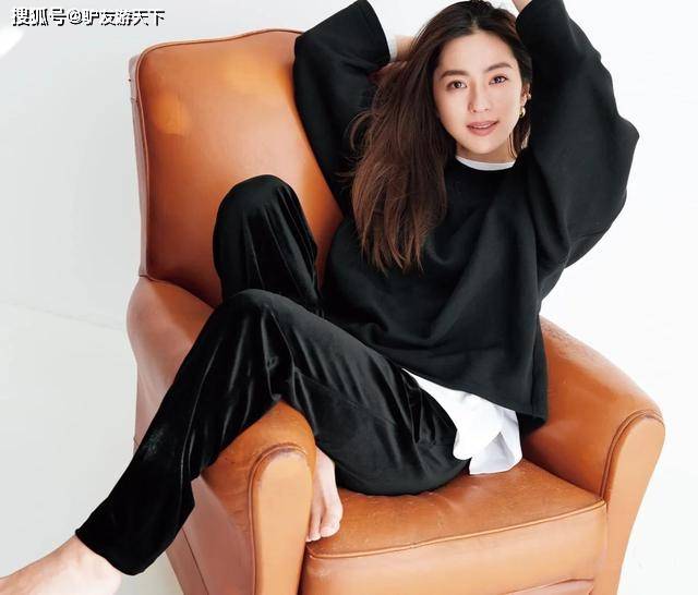 主妇 建议40以上女人,穿卫衣少配打底裤!学日本主妇这样穿,才真优雅