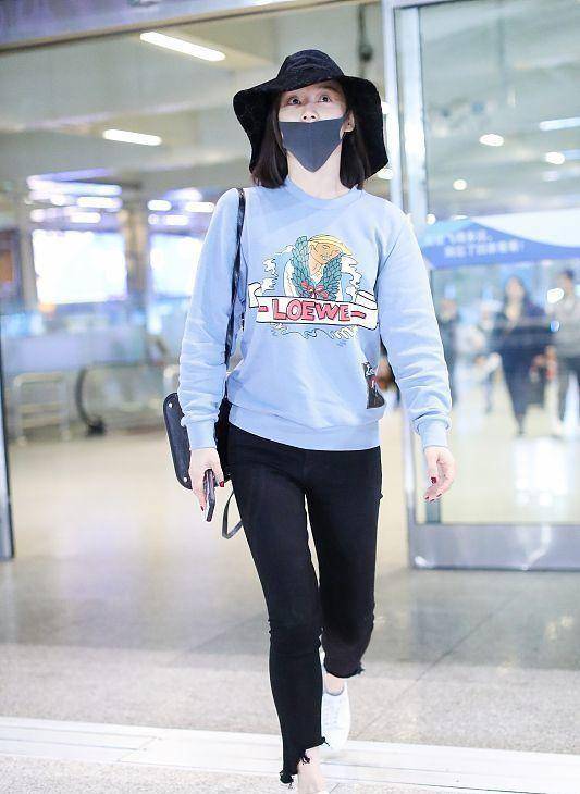 黑色 袁姗姗的裙子看似保守，但好身材一点没藏住，生图还看出了皱纹