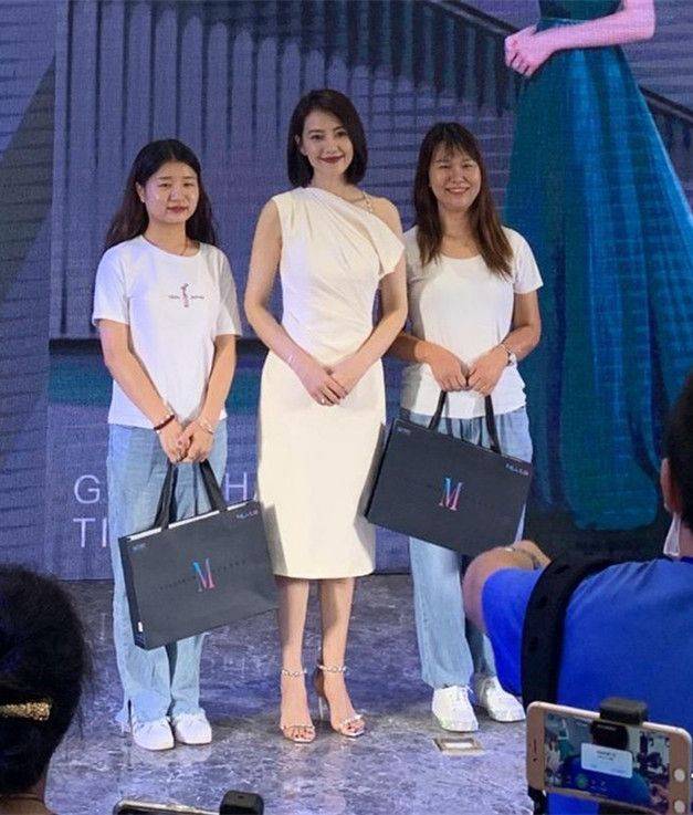 颜色 高圆圆现身剪彩，没滤镜美颜也这么漂亮，比普通人气质好太多了！