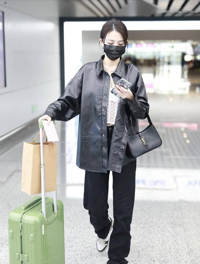 好身材 徐璐的好身材真不是白给的,穿“倒三角”小吊带秀曲线,太养眼了