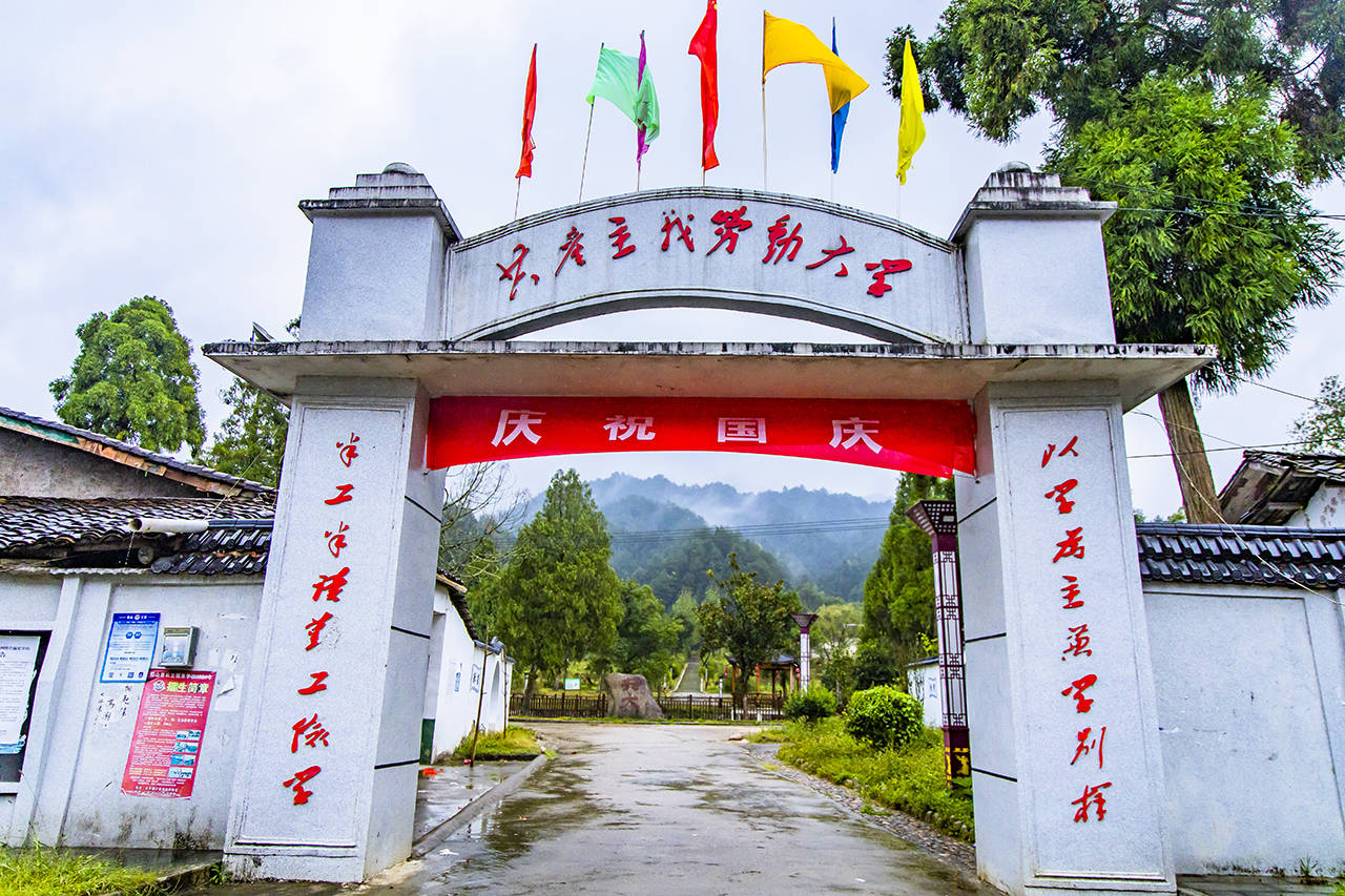 共产主义劳动大学简称共大,是江西省创建于50年代的一种半耕半读
