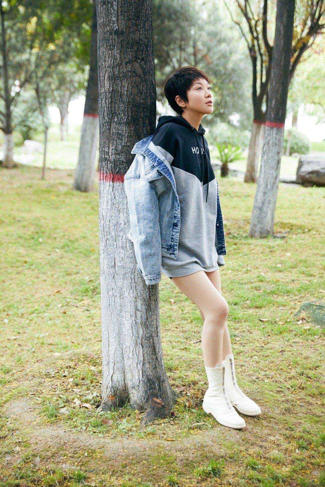 卫衣 50岁闫妮状态太好,穿卫衣配牛仔外套还玩“下衣失踪”,减龄俏皮