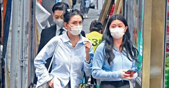 身材 53岁邱淑贞罕见露面!穿拖鞋跟女儿逛街,沈月穿健美裤提臀好性感