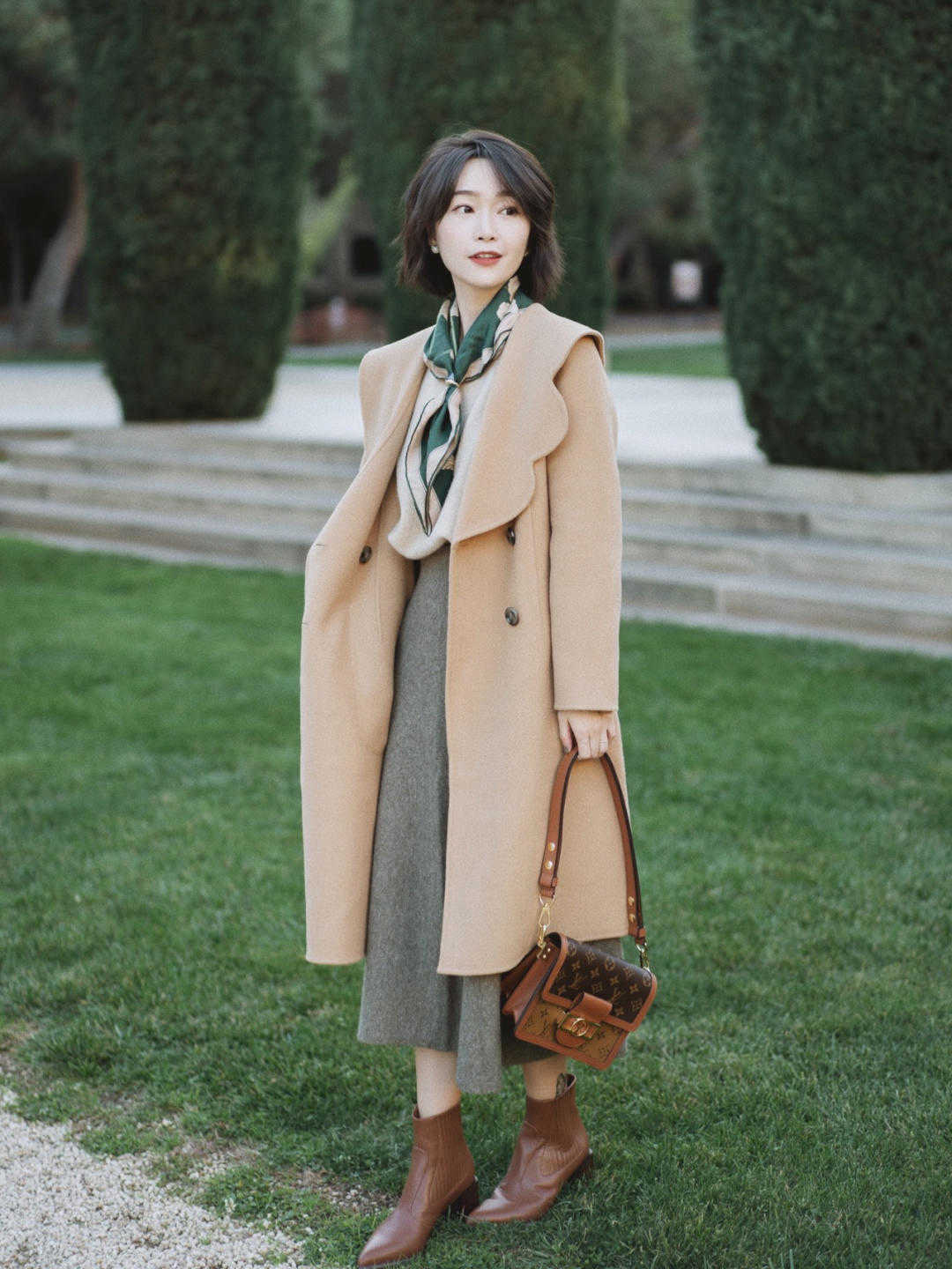 是属于 冬天必备的“大衣”，搭配半身裙或者牛仔裤温柔又洋气，时髦大方