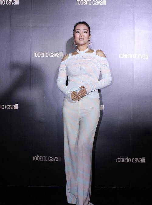 进行 别看巩俐年纪大,但是韵味十足,穿“窟窿眼”上衣还挺显身材的