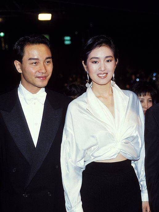 进行 别看巩俐年纪大,但是韵味十足,穿“窟窿眼”上衣还挺显身材的