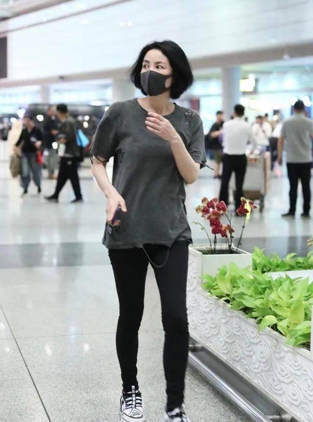 声线 王菲真是美到了骨子里，50岁了还穿“显老灰”，却像小姑娘一样嫩