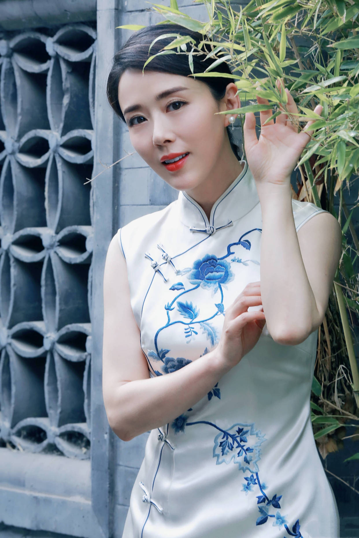 曲线 被颜丹晨的身材惊艳!穿改良旗袍曲线窈窕温婉优雅,真不像中年人