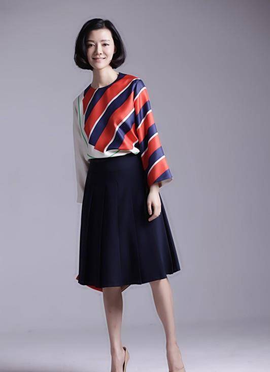 冷色 车晓穿针织衫身材平坦，虽时尚但瘦得少了女人味，还是增点肥吧