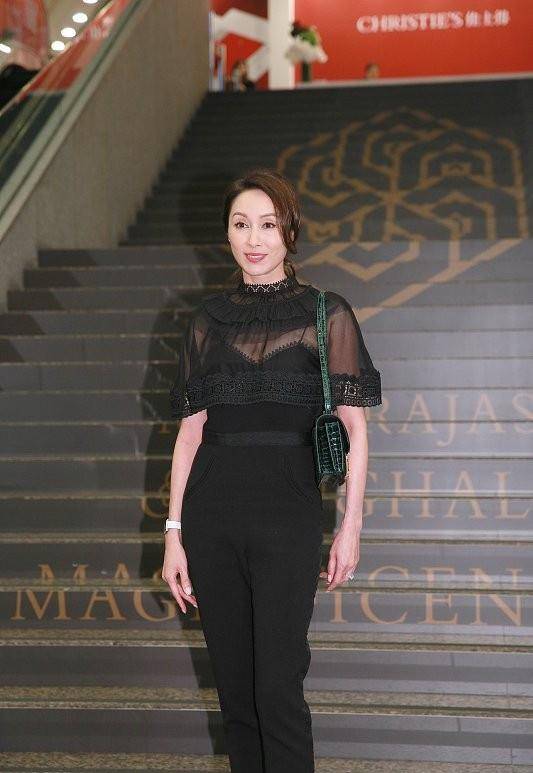 服装 郭可盈保养得真好，看生图真的嫩，穿的黑色服装时髦还妩媚