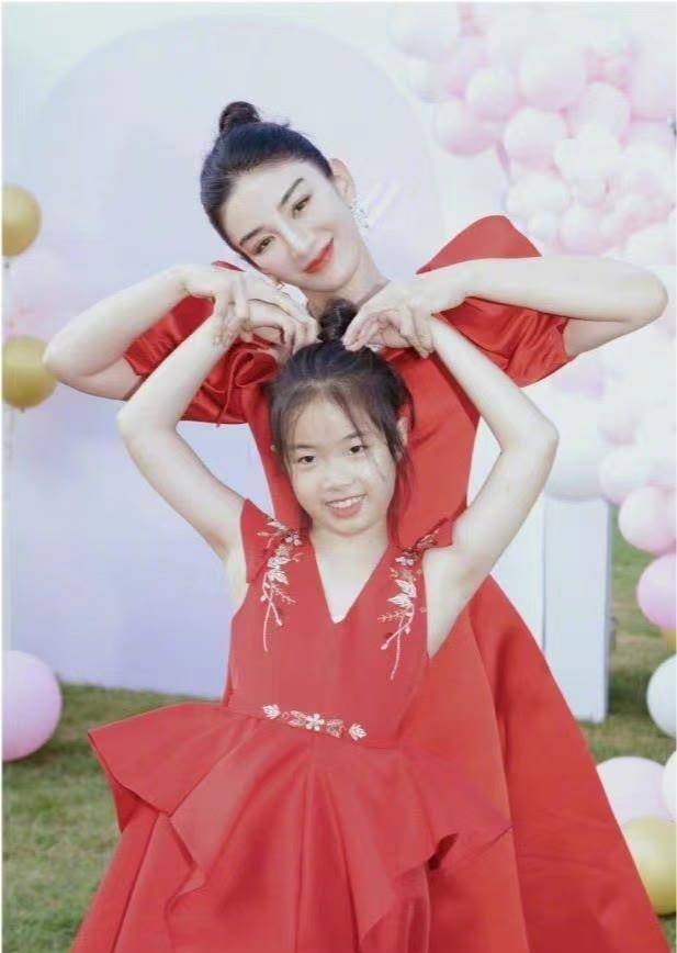 饱和度 黄奕女儿逆袭！穿运动装唱红歌好端庄，气质美貌变化太大像女明星