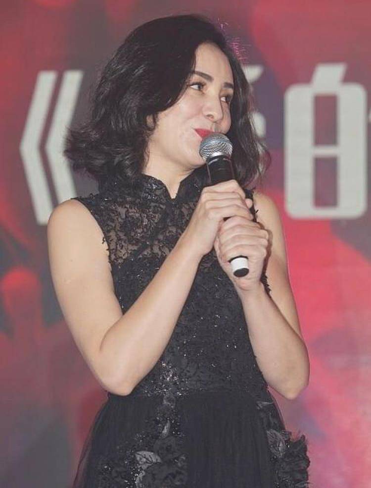 黑色 年过半百的王琳韵味真足，穿黑色印花纱裙端庄优雅，比30岁时还美