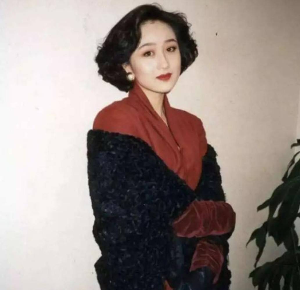 设计 利智年轻时照片曝光，连衣裙配卷发宛如天仙，不愧是“最美亚姐”