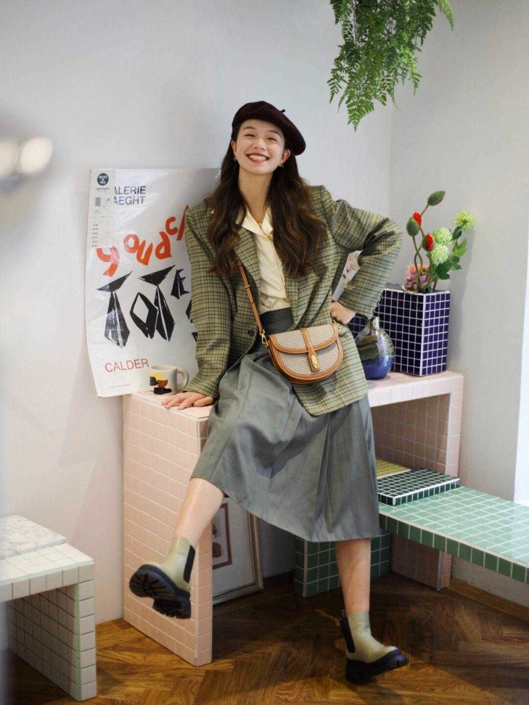 显得 格纹西装才是今年最in单品，配牛仔裤、半身裙都时髦，百搭又洋气