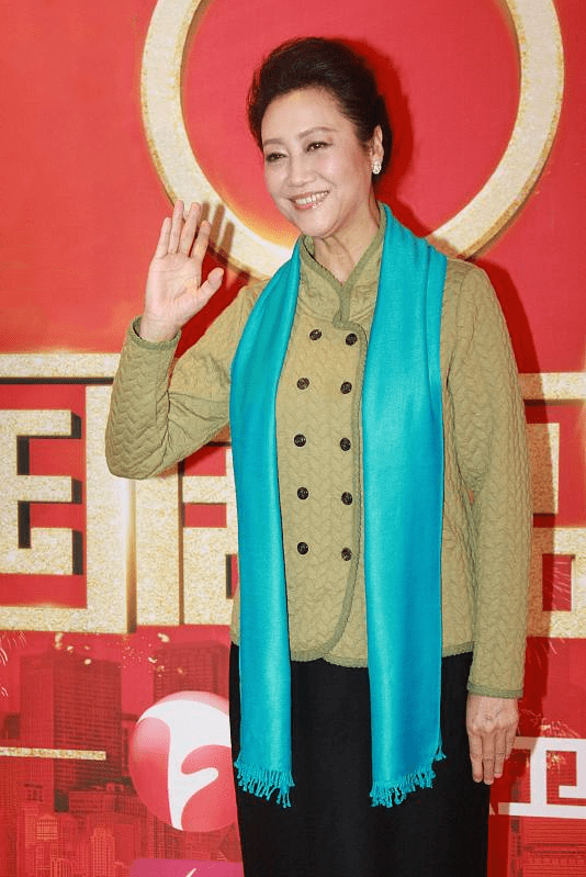 黑色 车晓妈妈王丽云都60多岁了，但气质还这么好，穿绿上衣精气神真足