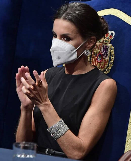 头发 西班牙索菲亚二公主首次盘起头发!纱裙太梦幻,赢了大公主的童装