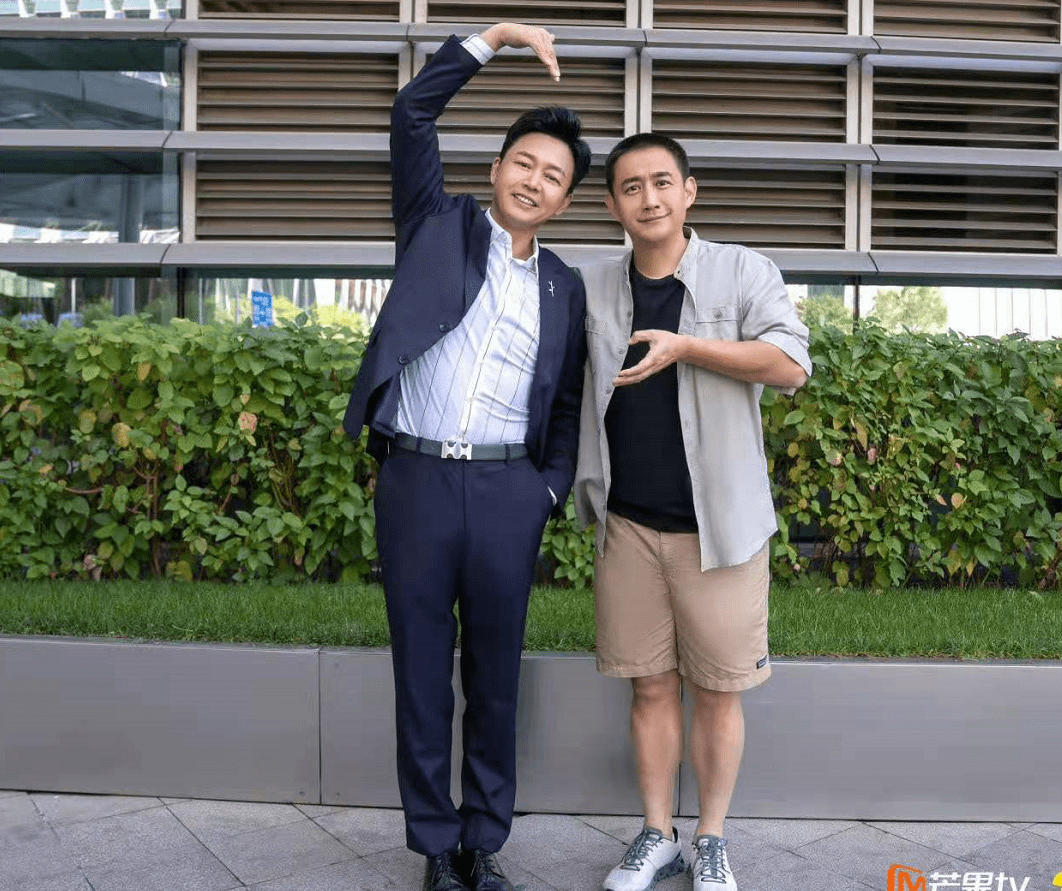 梅亭 46岁梅婷跟海清飙戏超期待,新剧要大火!杀青照穿衬衫美貌出众