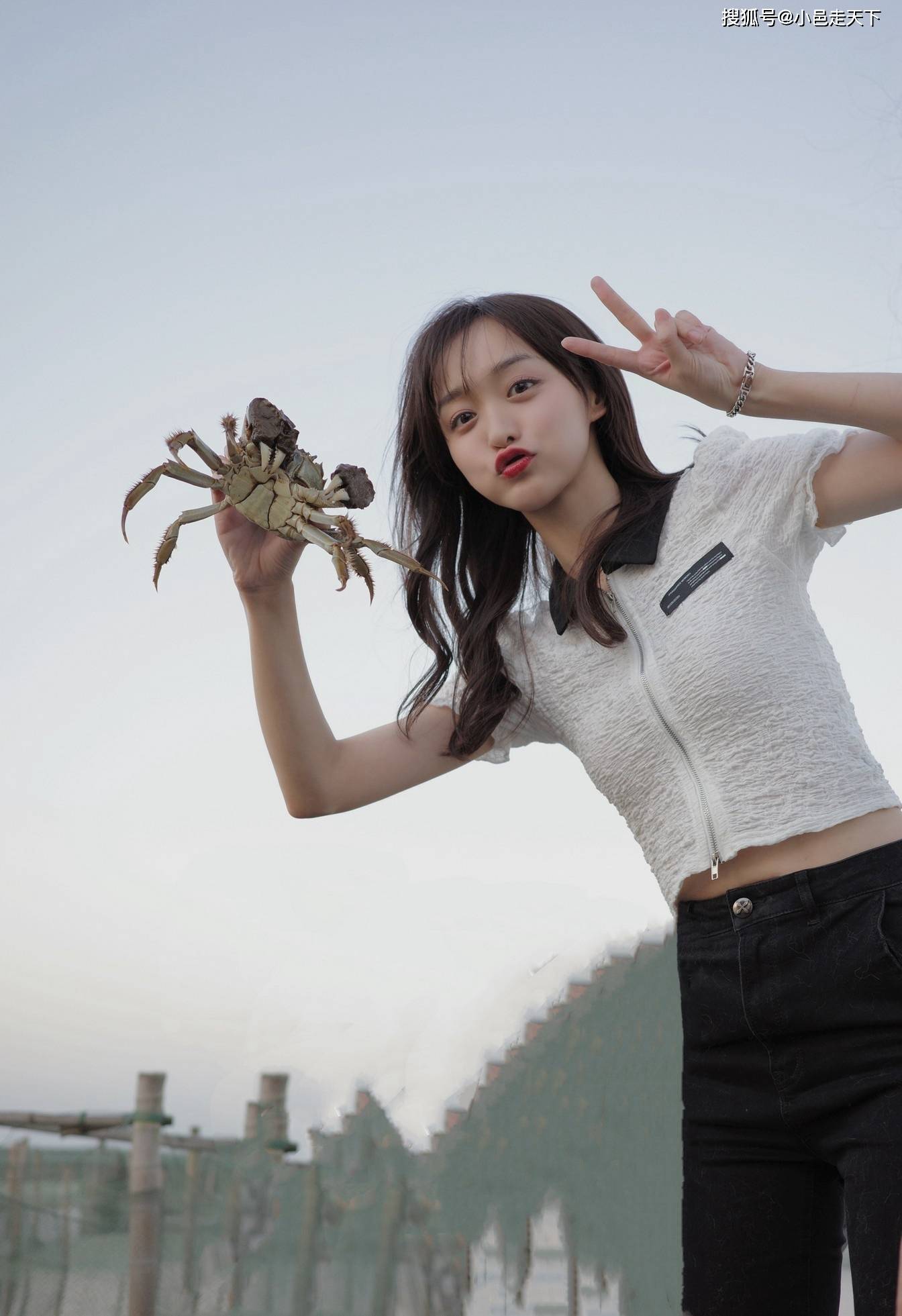 毛衣 何泓姗白色毛衣套装性感写真