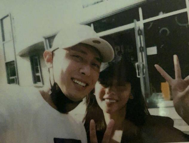 漂亮 张嘉倪深夜聚会，打扮低调身材纤细，身旁两个助理给她打着伞