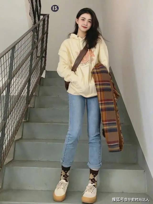 颜色 肤色偏黄偏深的女人，这些颜色的“衣服”尽量避开，显黑还显廉价