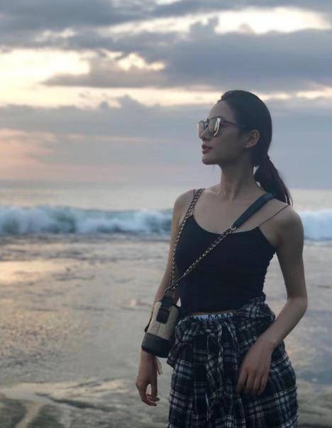 设计 《扫黑风暴》思思晒美照，穿着时尚飒爽，秀出完美的御姐范