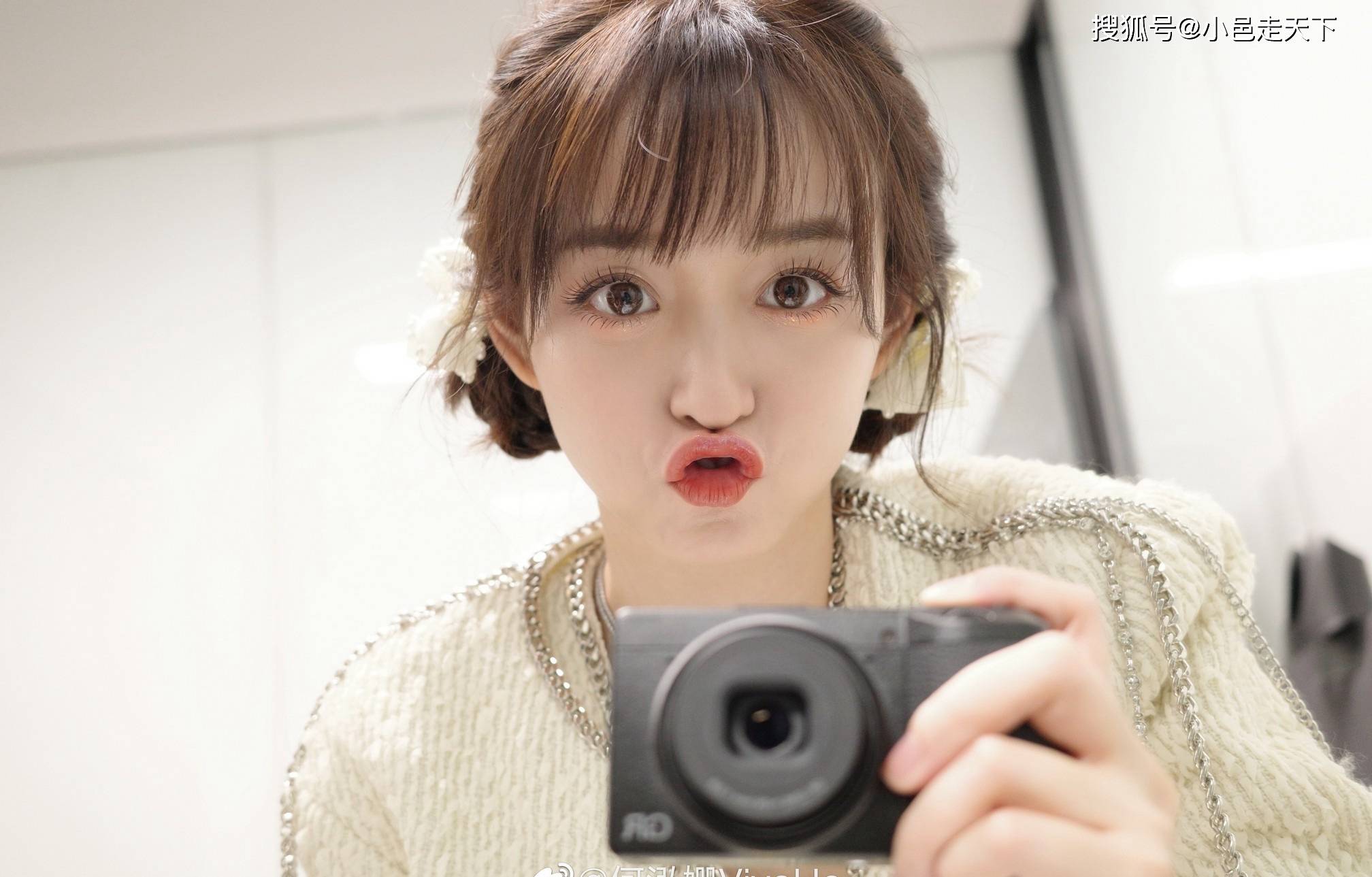 毛衣 何泓姗白色毛衣套装性感写真