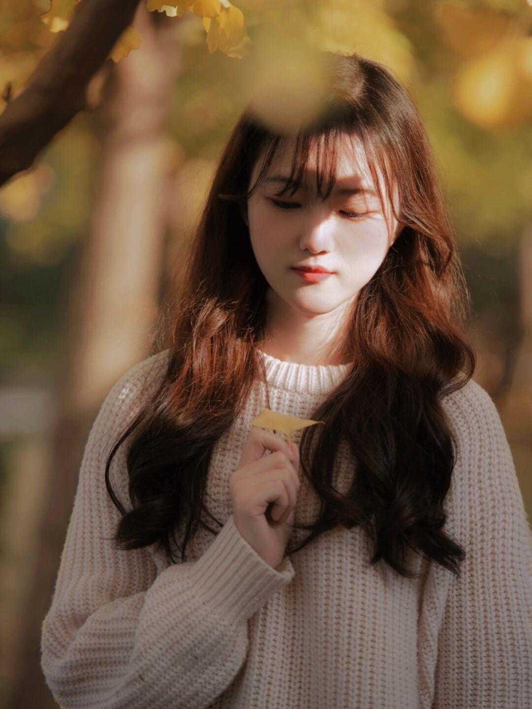 感觉 还在为大衣内搭感到烦恼？一件白色套头毛衣清爽又洋气，谁穿谁美