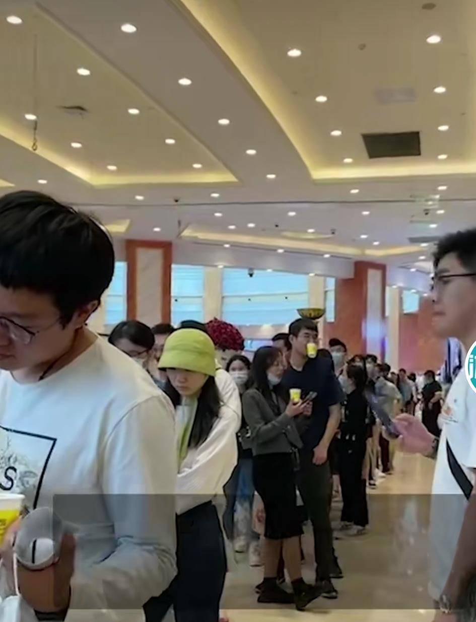 上海餐厅食客爆满，男子因过号插队与排队顾客发生冲突，引发大战