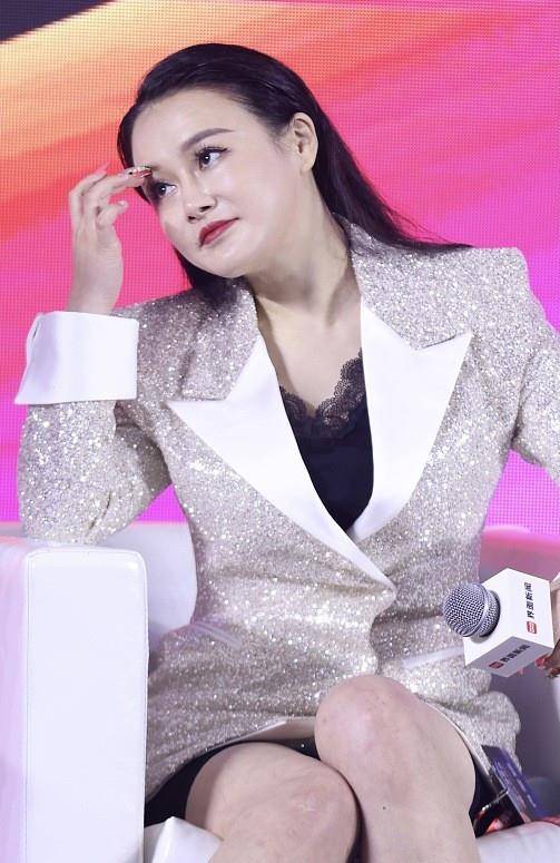 脸蛋 冉莹颖穿上外套之后，看着正常了很多，圆圆的脸蛋真年轻啊