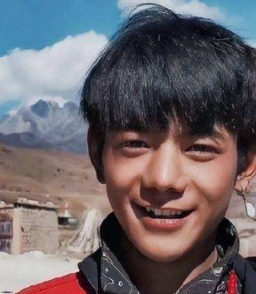 原创电眼藏族男孩爆红1年后崩坏20岁肿成大叔!正面照曝光