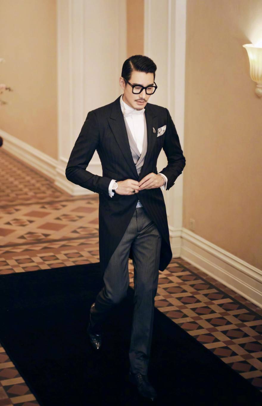 原创胡兵再获时尚大奖51岁t台走秀惊艳全场西装造型优雅绅士