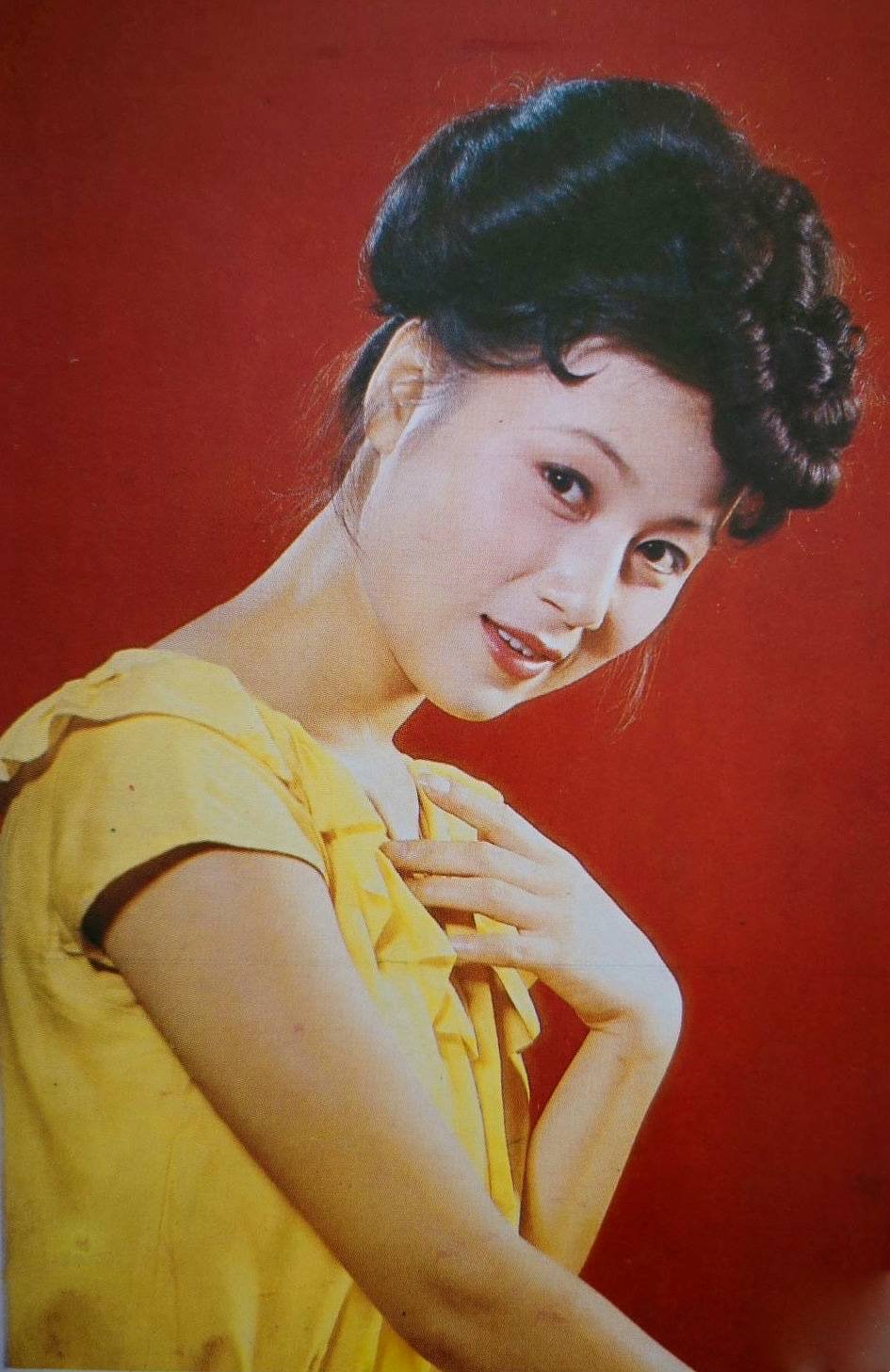 面料 奔六的马兰依然很美，黑色系穿搭高雅贵气，和余秋雨甜蜜如新婚