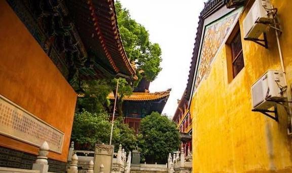 武汉有一个古老寺院，曾经闻名于三楚圣地，如今景美却少有人知