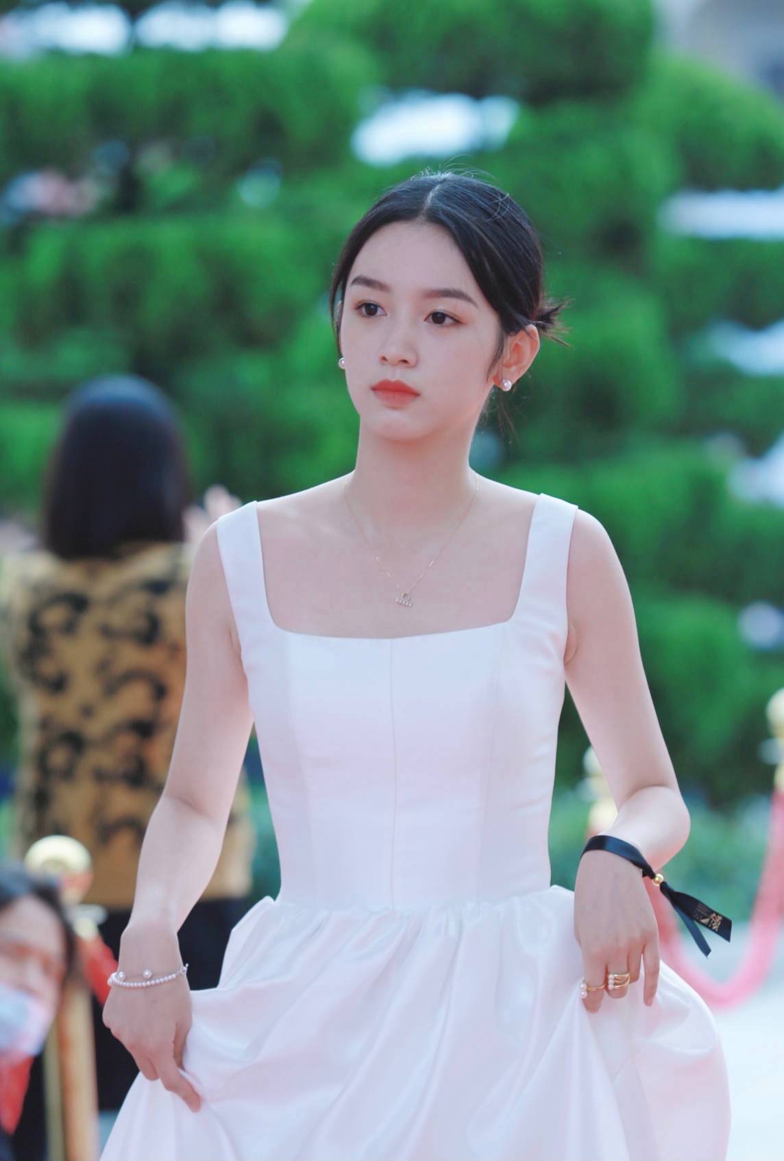 黑色 23岁周也一袭白裙气质好，21岁刘浩存穿西装好酷，一双筷子腿抢眼