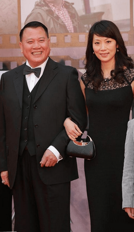 万梓良 万梓良小16岁娇妻太惊艳，穿黑裙搭斜刘海，尽显空姐端庄的气质