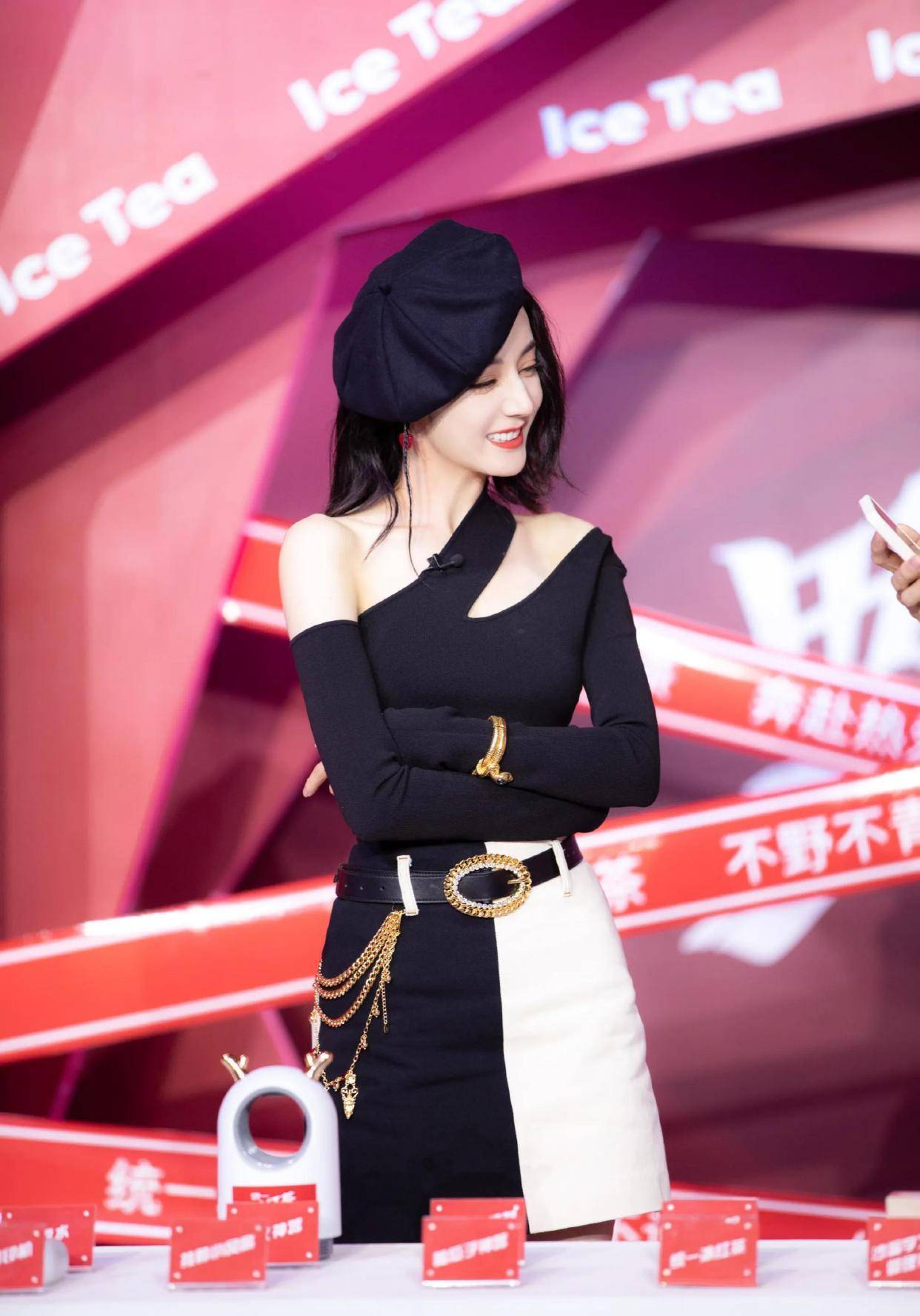 黑色 迪丽热巴自带“御姐范”，哈雷帽搭露肩针织裙，不愧是杨幂的爱徒