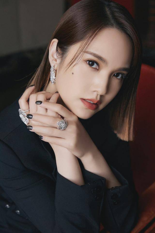 套装 杨丞琳个矮却会穿，西服套装故意露一截腰，利落干练还显高