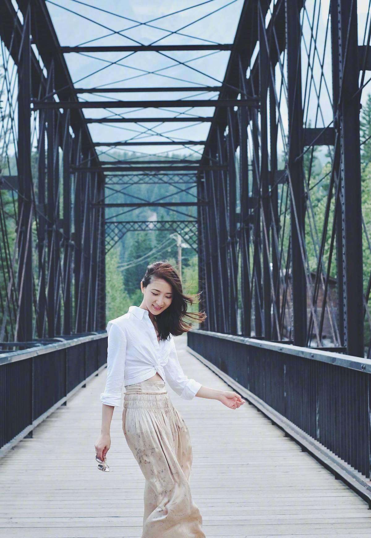 显得 陈赫的前妻真的很洒脱，旅游的时候穿上露脐装，年轻大方腰还细