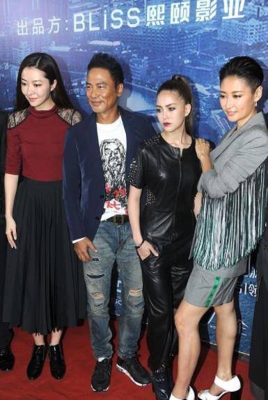 下半身 昆凌化浓妆穿搭时尚，站在一众明星中站C位很吸睛，气质太绝了