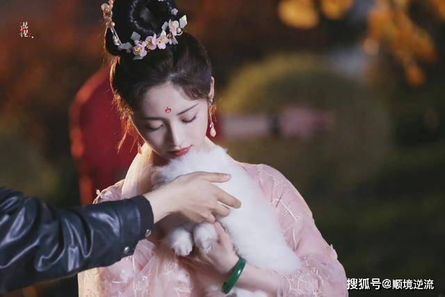 传统 周洁琼的古装路透太惊艳，之前没有觉得她美，现在却被“打脸”了