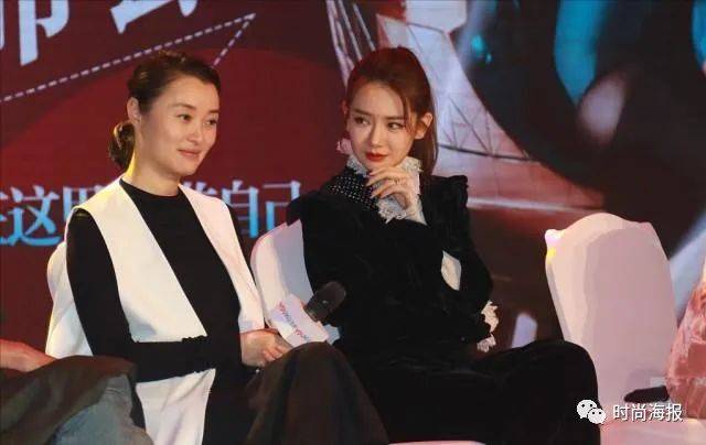 黑色 吴越虽然比戚薇大12岁,但穿着打扮还挺端庄的,戚薇的造型挺俏皮