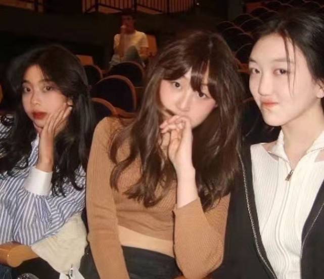 身材 15岁李嫣紧跟潮流！走纯欲风穿搭秀锁骨太成熟，时尚品味赢过王菲