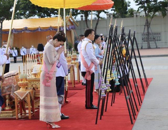 腰肢 泰王全家齐亮相！苏提达穿粉裙扮嫩，诗妮娜穿绿裙秀纤细腰肢稳赢