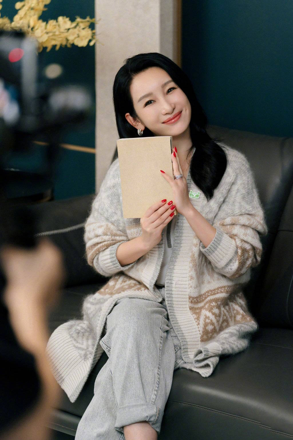 小丸子 43岁秦海璐晒秋日氛围写真，身穿毛衣温柔恬静，手捧书卷气质高级