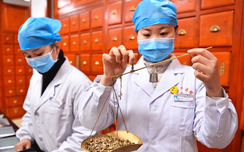 大学中医课上老师现场给女学生把脉几分钟后笑容逐渐凝固