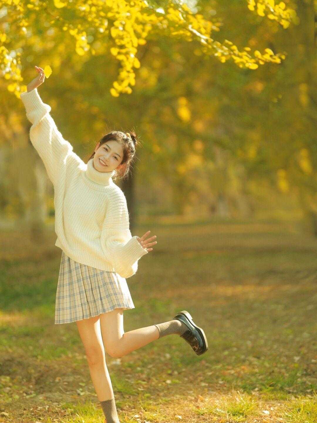 感觉 还在为大衣内搭感到烦恼？一件白色套头毛衣清爽又洋气，谁穿谁美